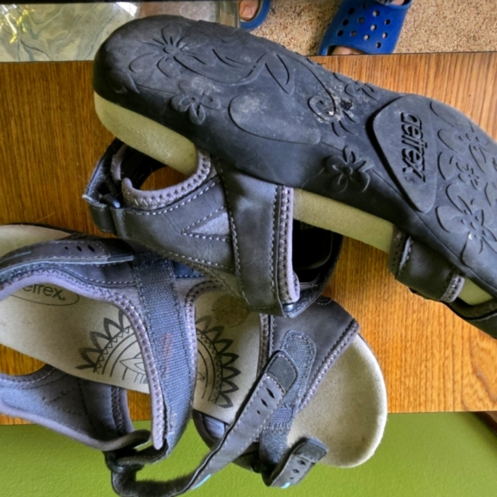 Aetrex Womans Gray Sandals